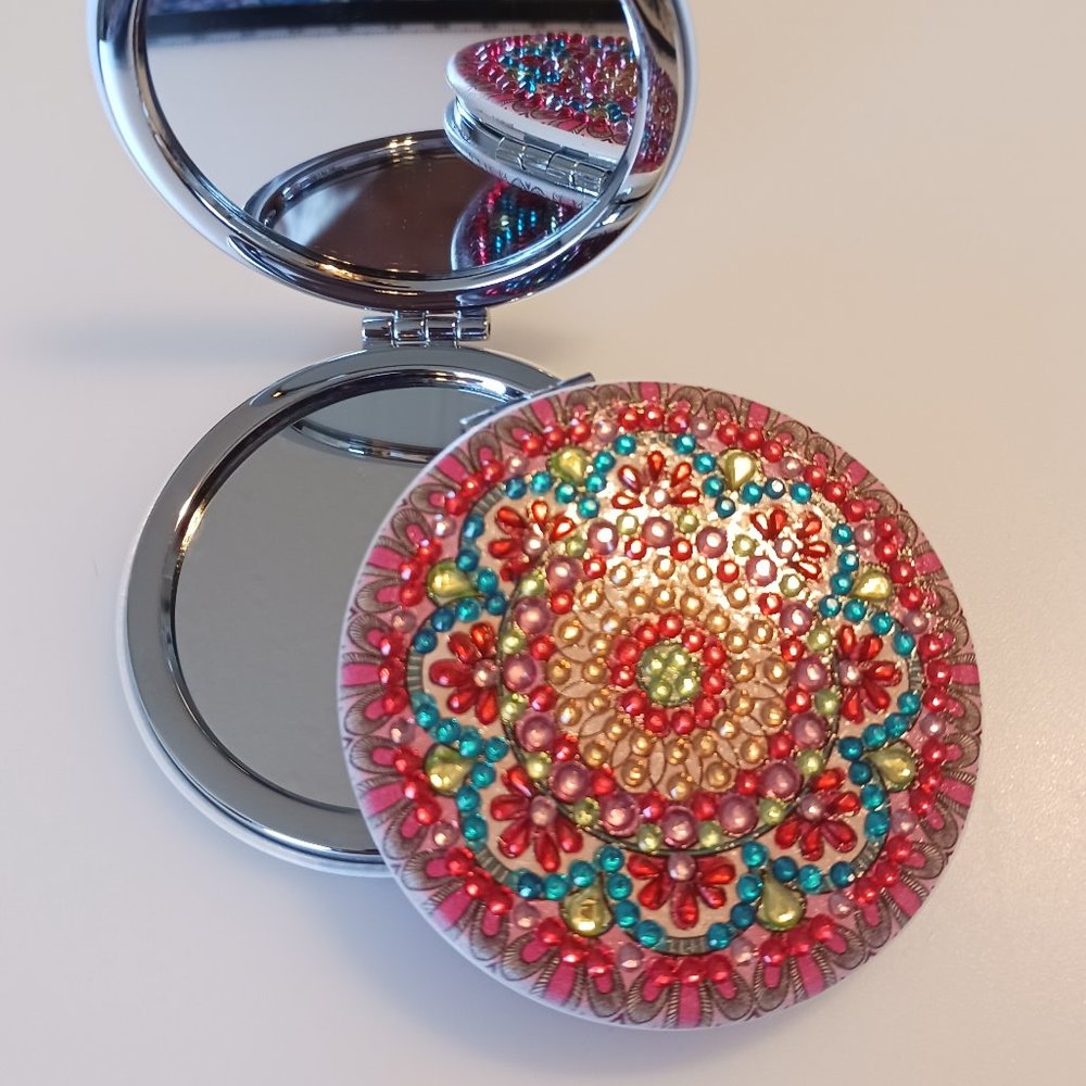 Compact pocket mirror